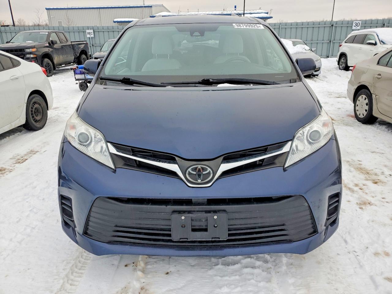 2020 TOYOTA SIENNA LE photo 5