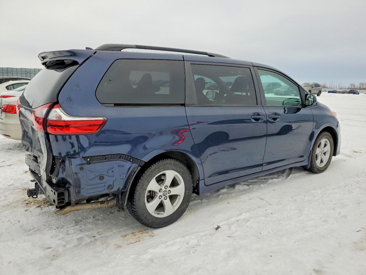 2020 TOYOTA SIENNA LE photo 3