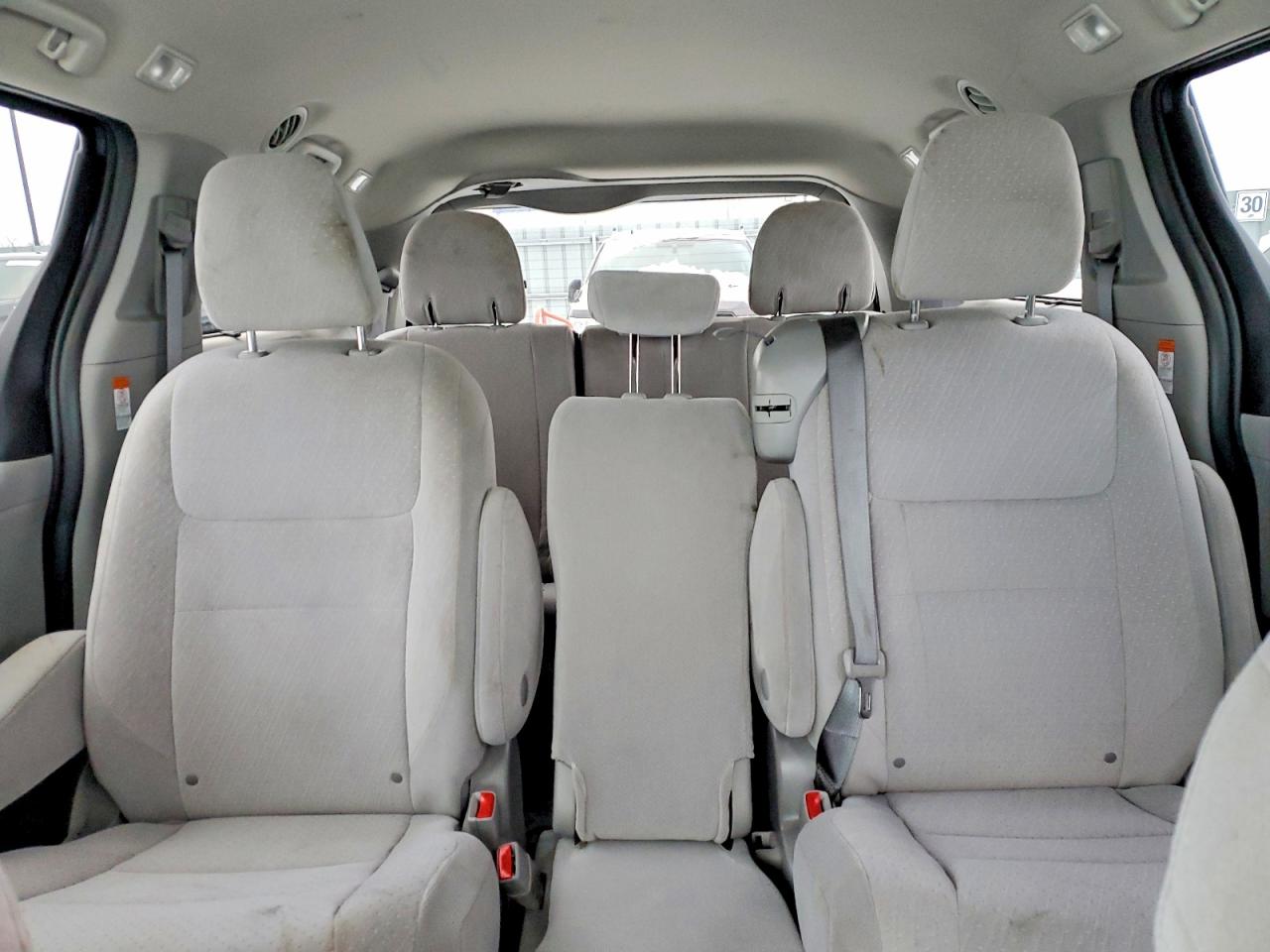 2020 TOYOTA SIENNA LE photo 10