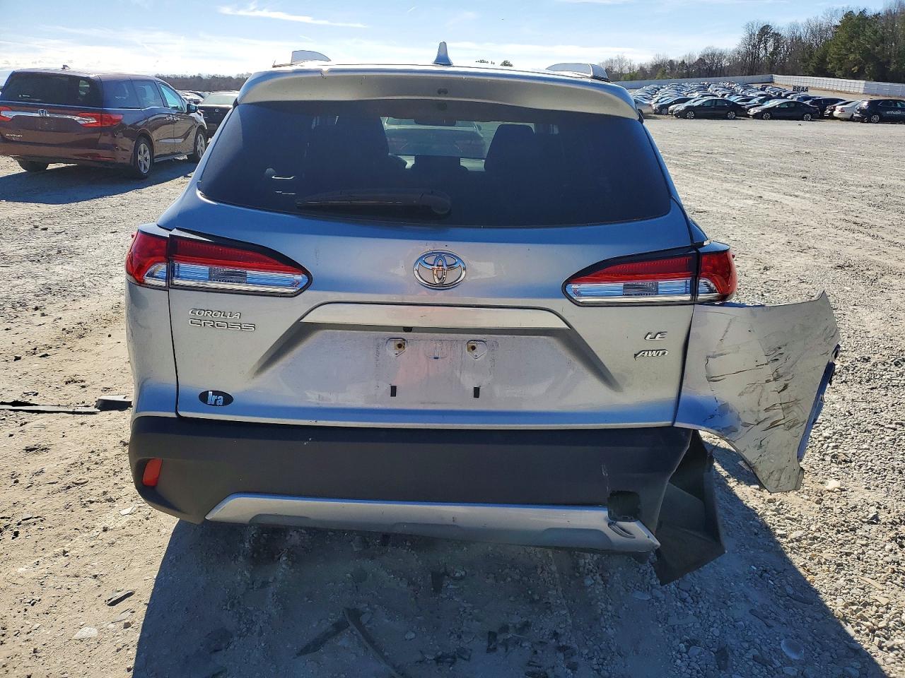 2022 TOYOTA COROLLA CROSS LE photo 6