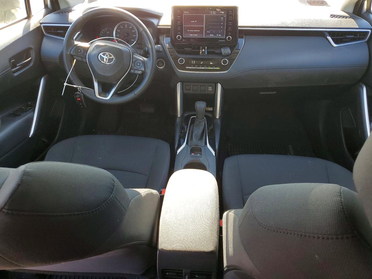 2022 TOYOTA COROLLA CROSS LE photo 8