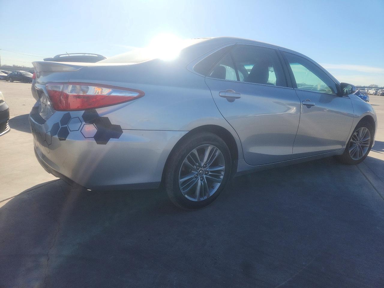 2015 TOYOTA CAMRY LE photo 3