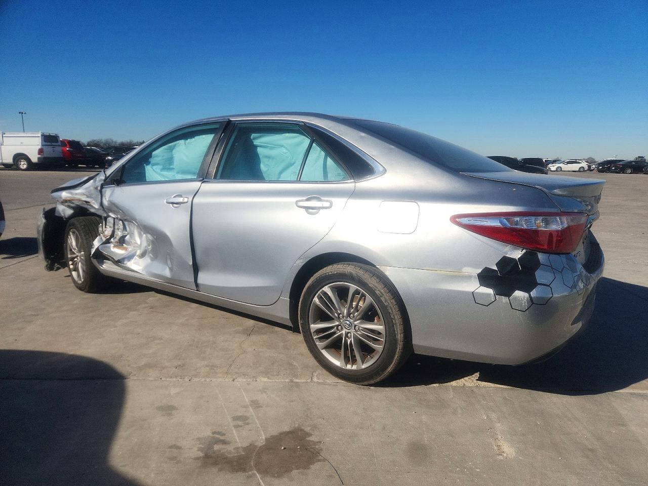 2015 TOYOTA CAMRY LE photo 2