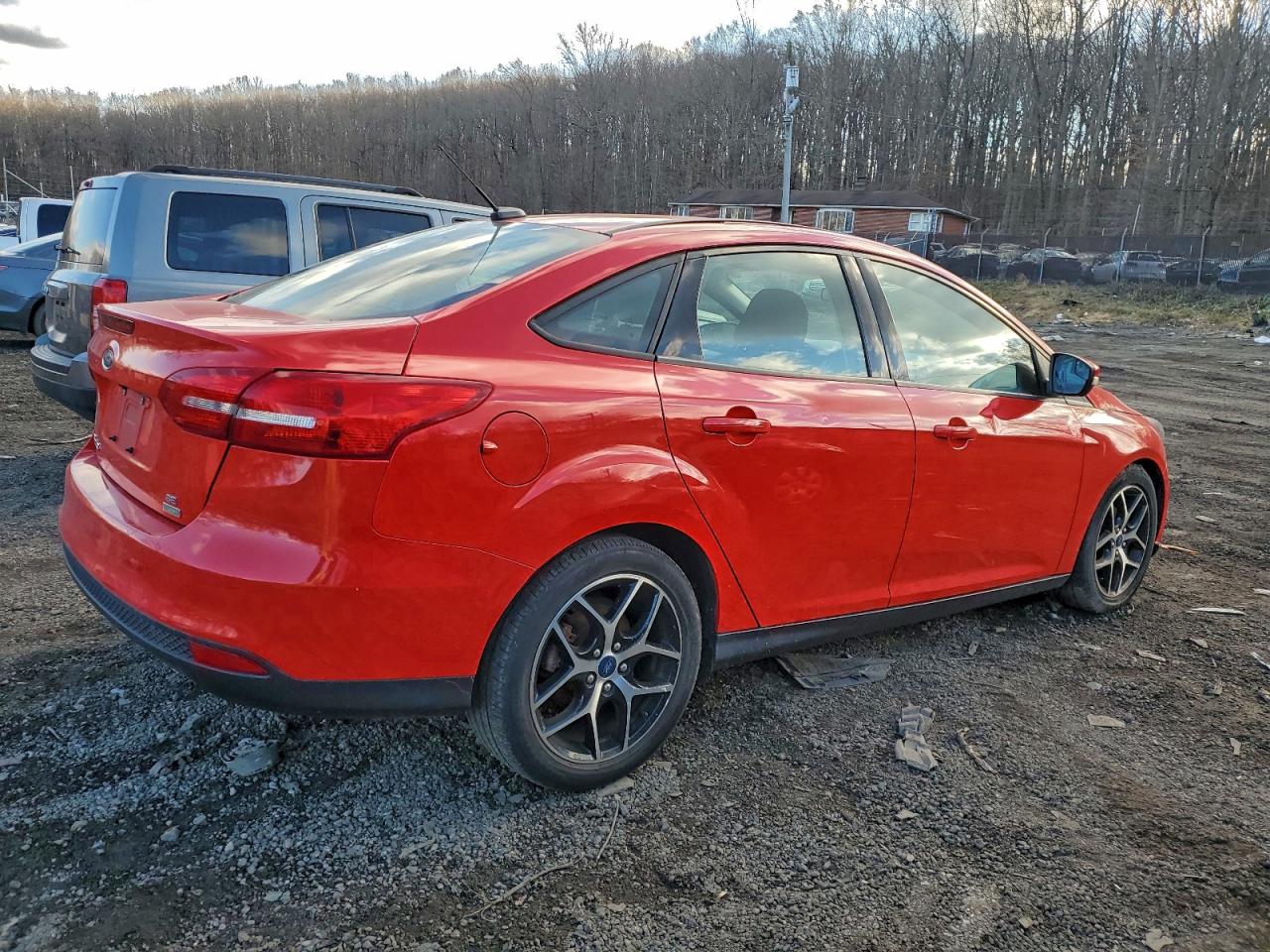 2017 FORD FOCUS SE photo 3