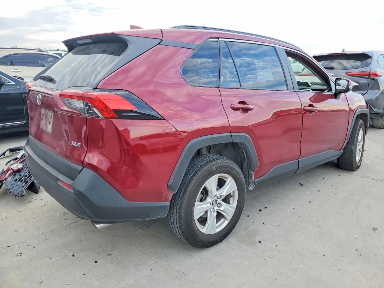 2019 TOYOTA RAV4 XLE photo 3