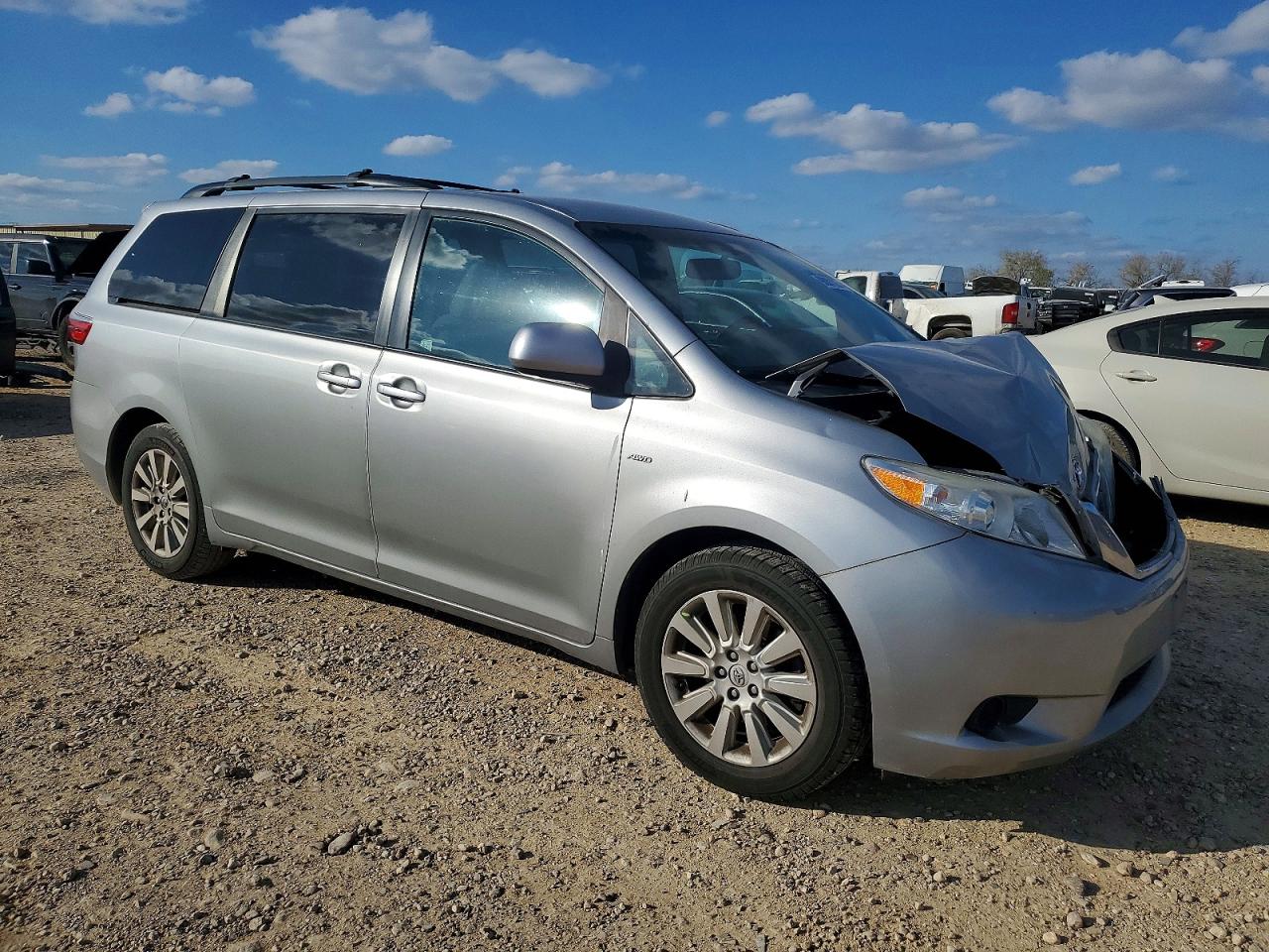 2016 TOYOTA SIENNA LE photo 4