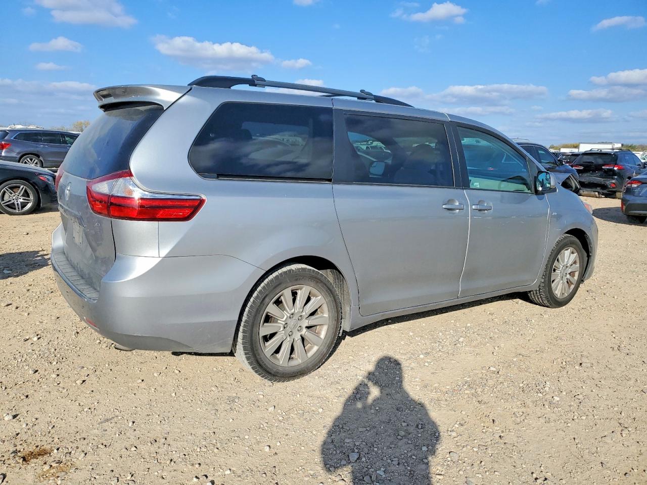 2016 TOYOTA SIENNA LE photo 3