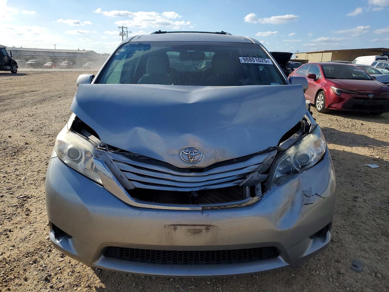 2016 TOYOTA SIENNA LE photo 5