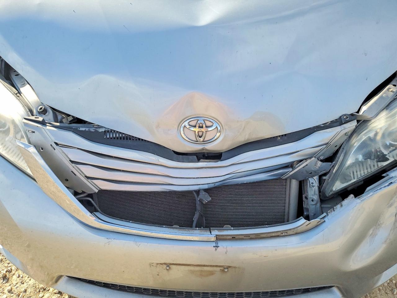 2016 TOYOTA SIENNA LE photo 12