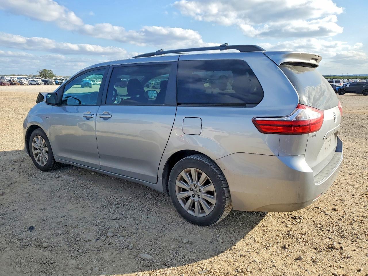 2016 TOYOTA SIENNA LE photo 2