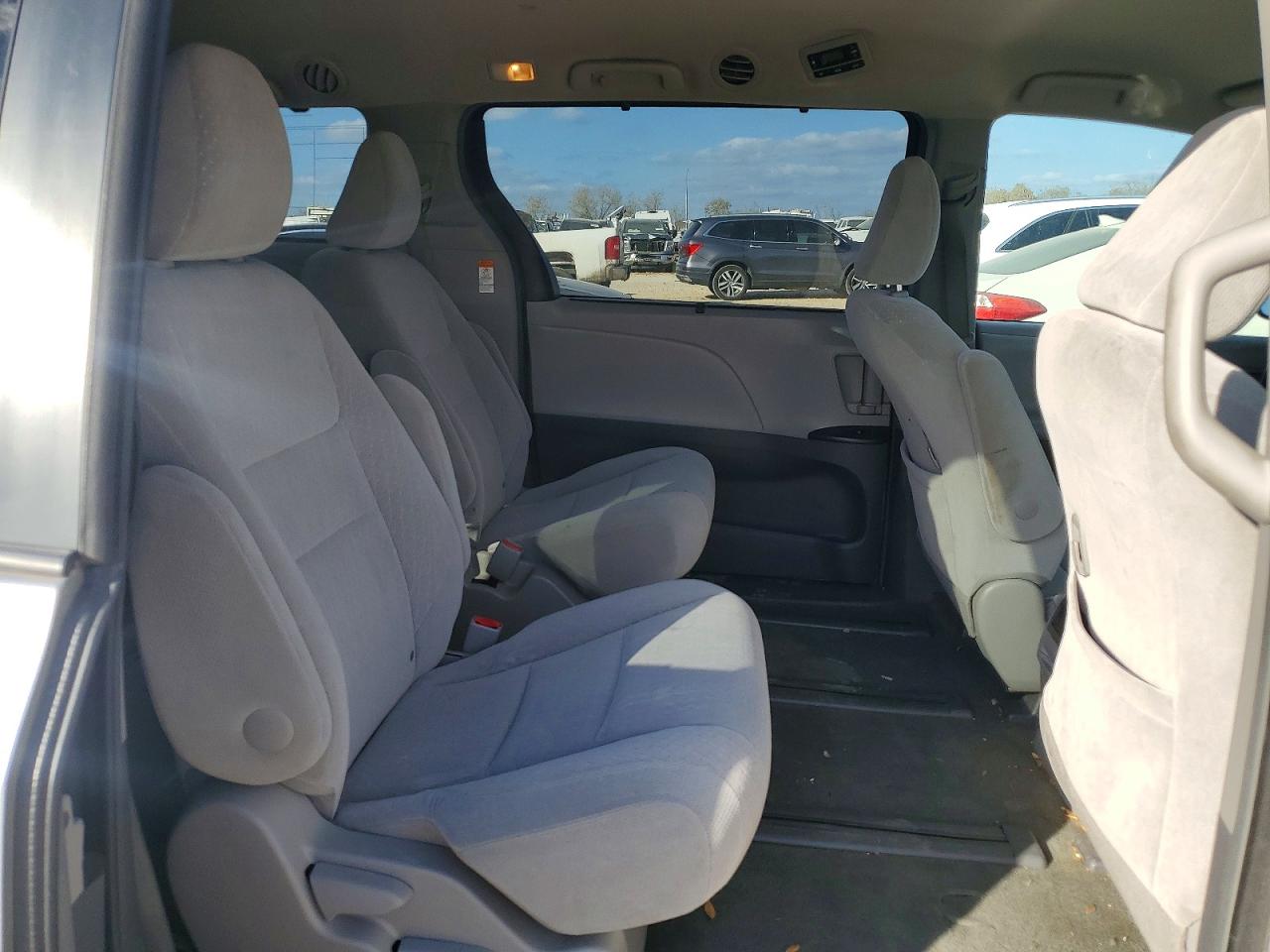 2016 TOYOTA SIENNA LE photo 11
