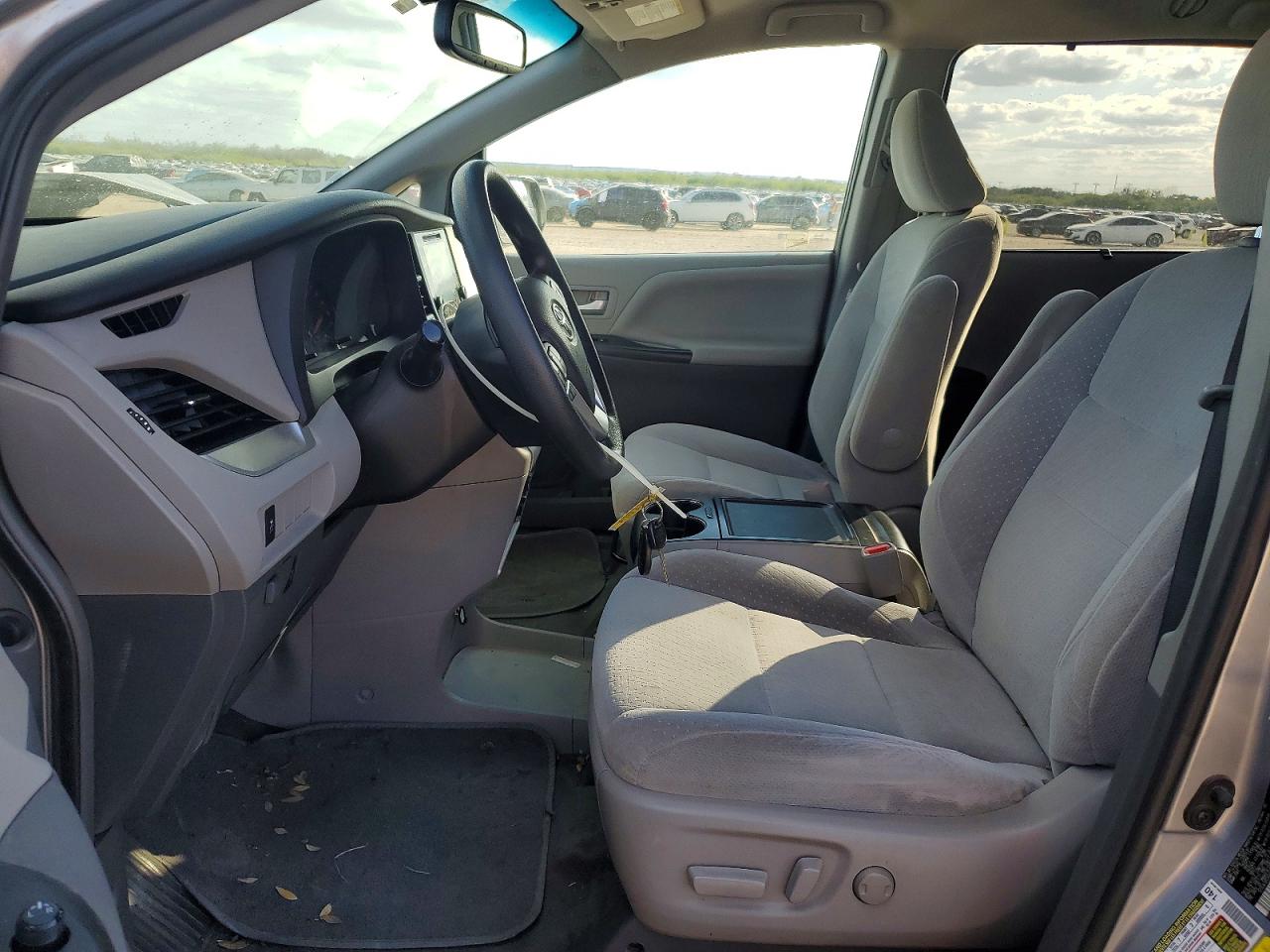 2016 TOYOTA SIENNA LE photo 7