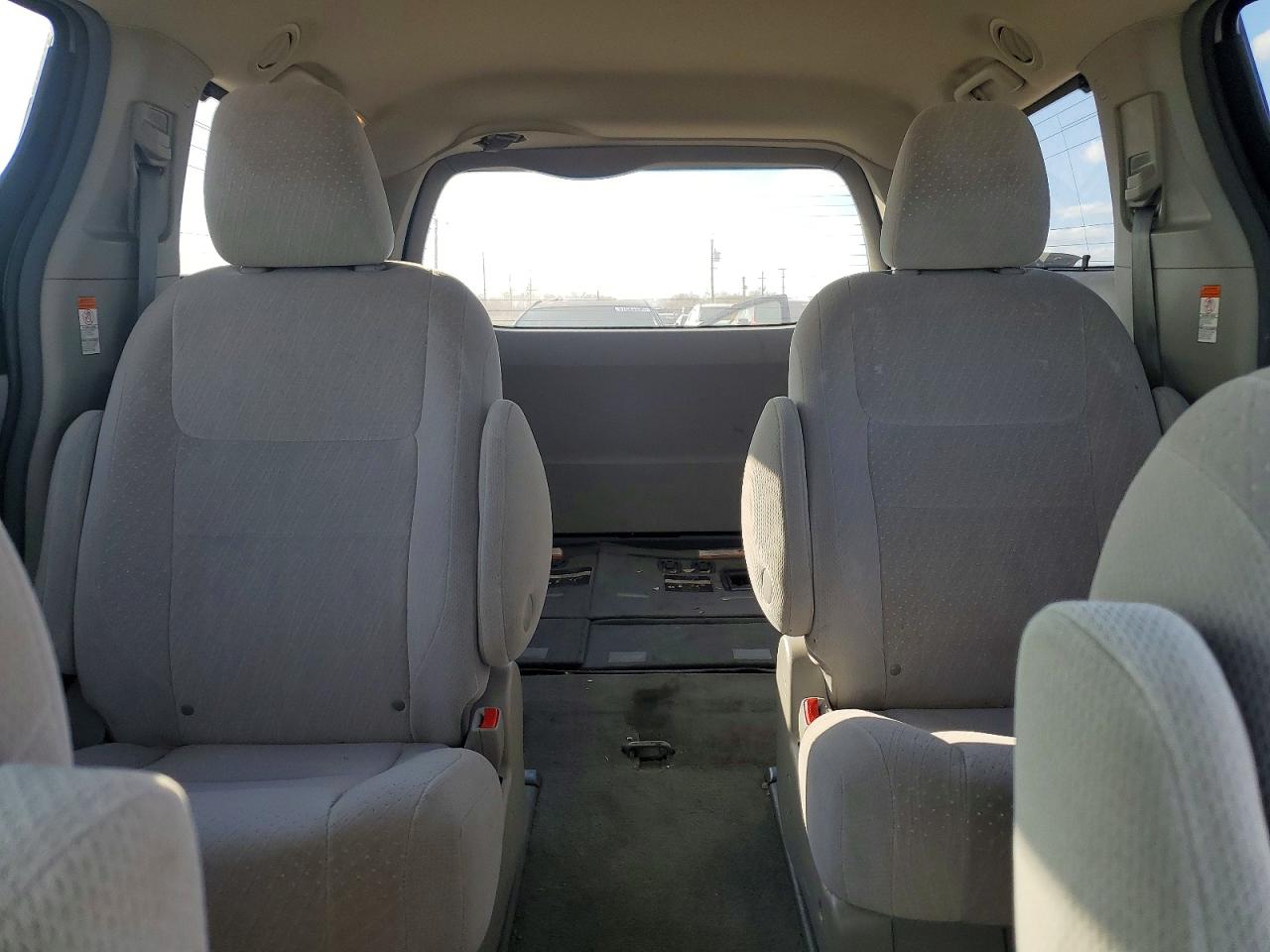 2016 TOYOTA SIENNA LE photo 10