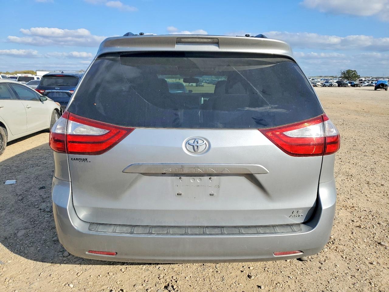2016 TOYOTA SIENNA LE photo 6