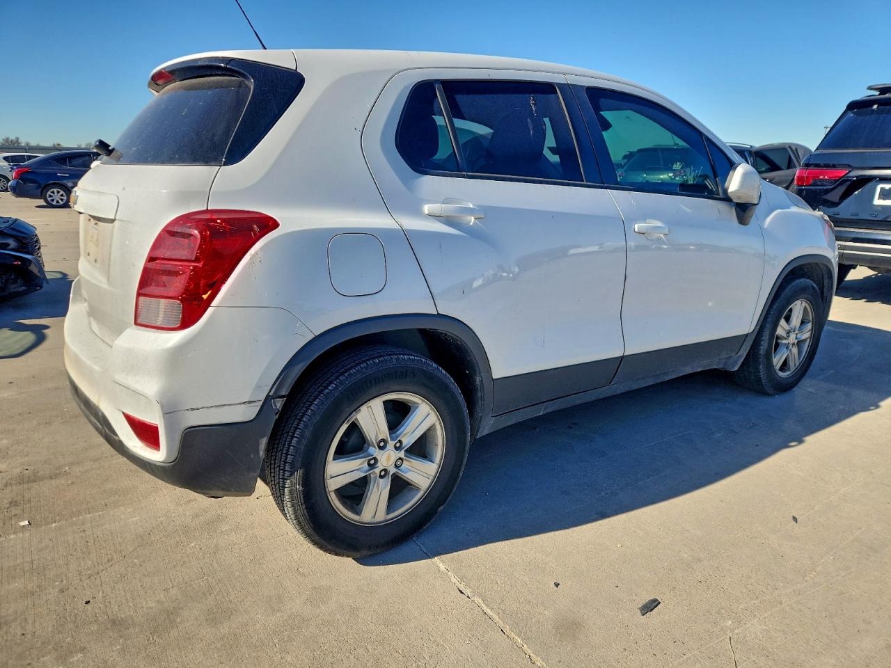 2021 CHEVROLET TRAX LS photo 3