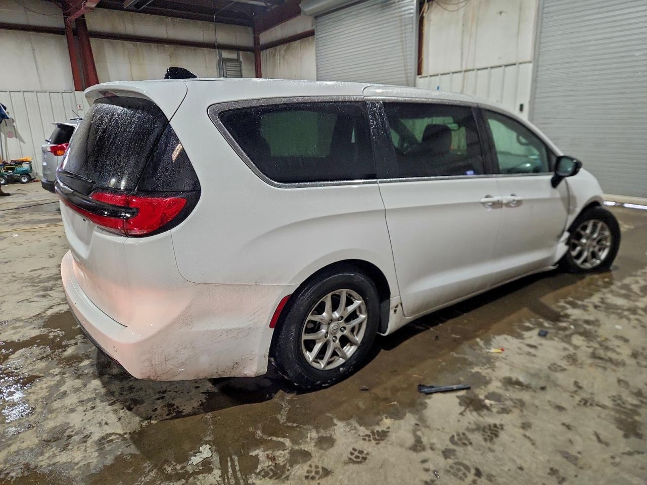 2025 CHRYSLER PACIFICA SELECT photo 3