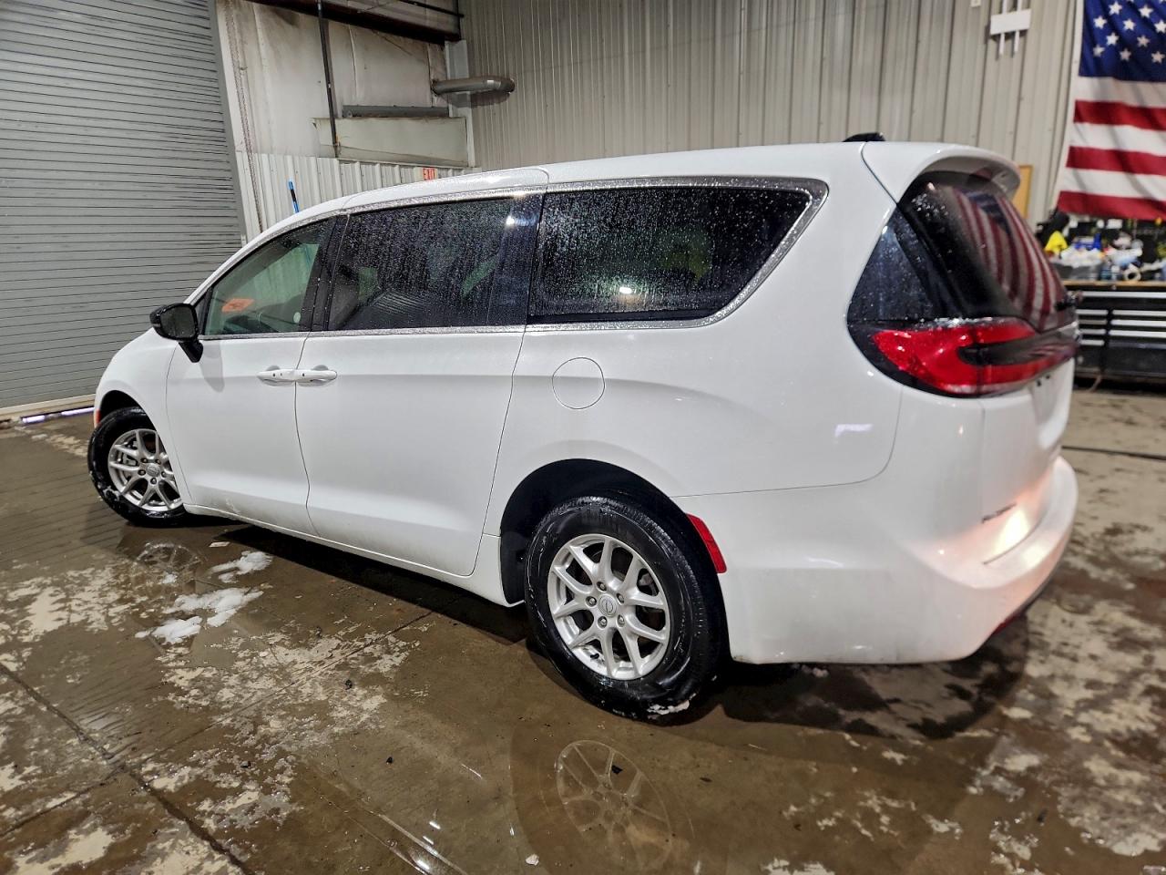2025 CHRYSLER PACIFICA SELECT photo 2