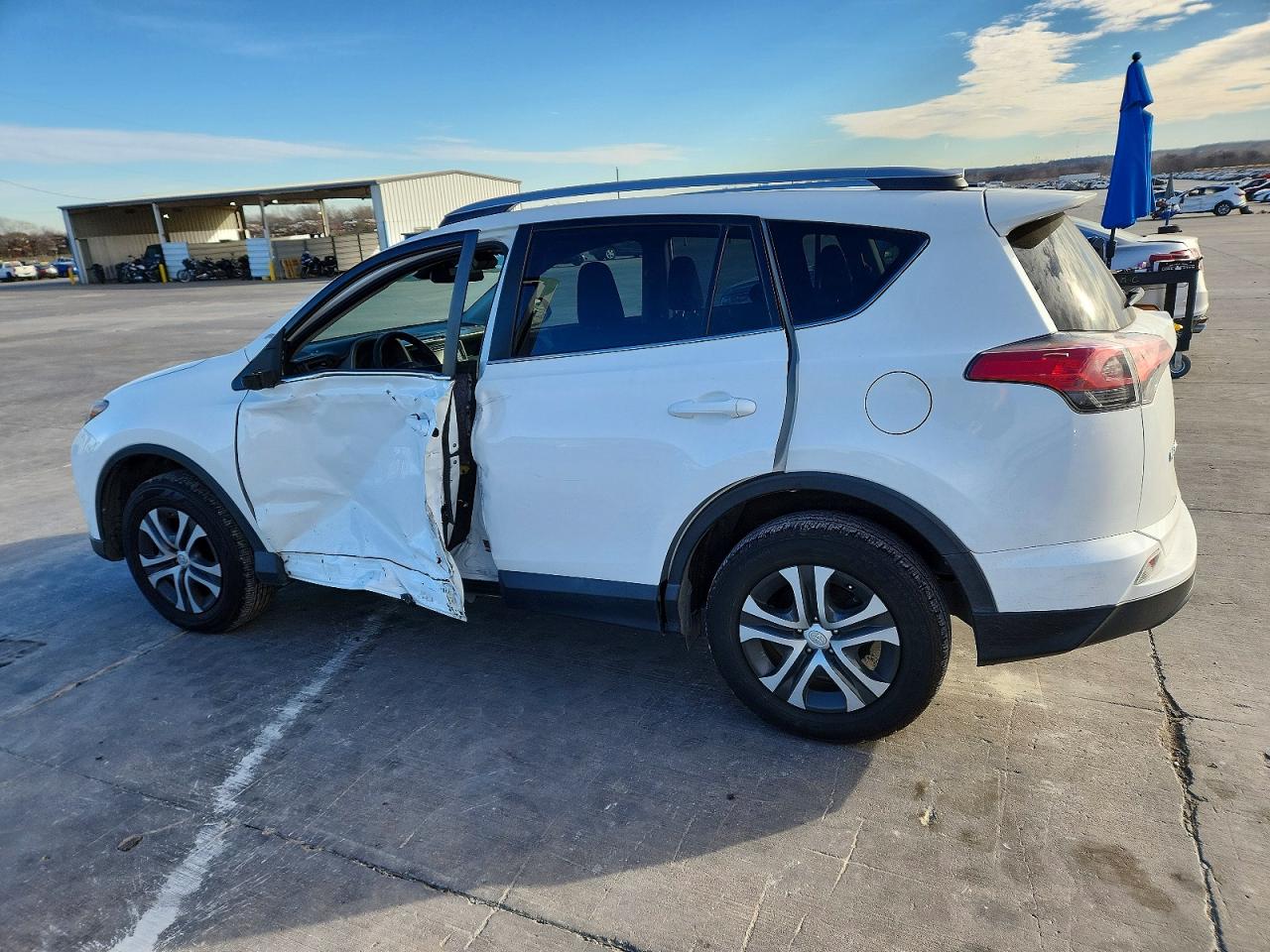 2018 TOYOTA RAV4 LE photo 3