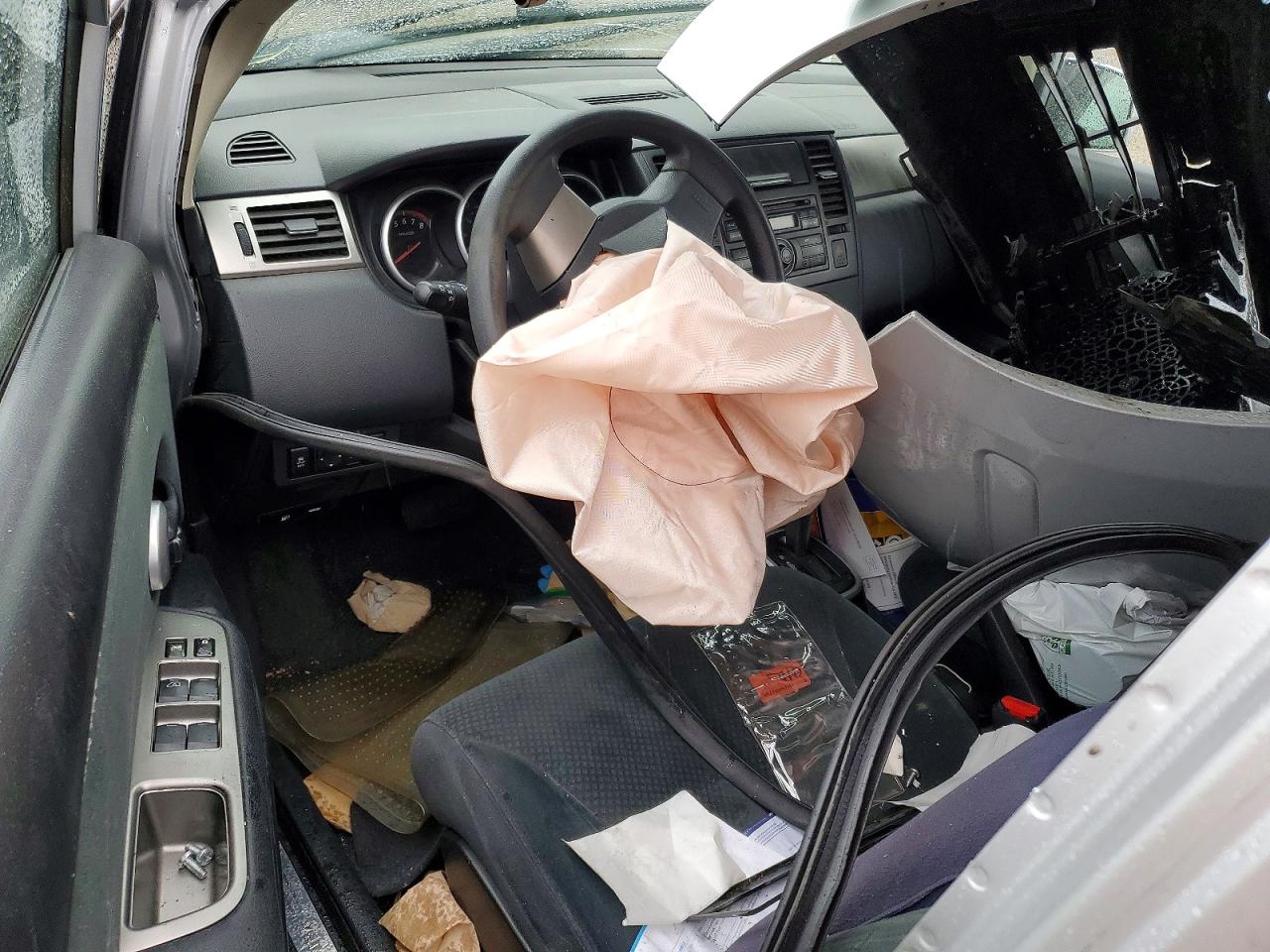 2012 NISSAN VERSA S photo 8