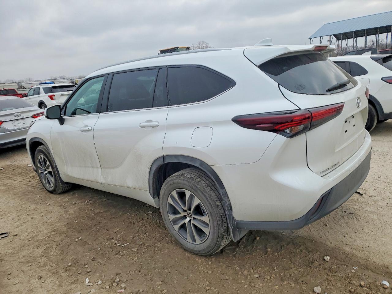 2024 TOYOTA HIGHLANDER LE photo 2