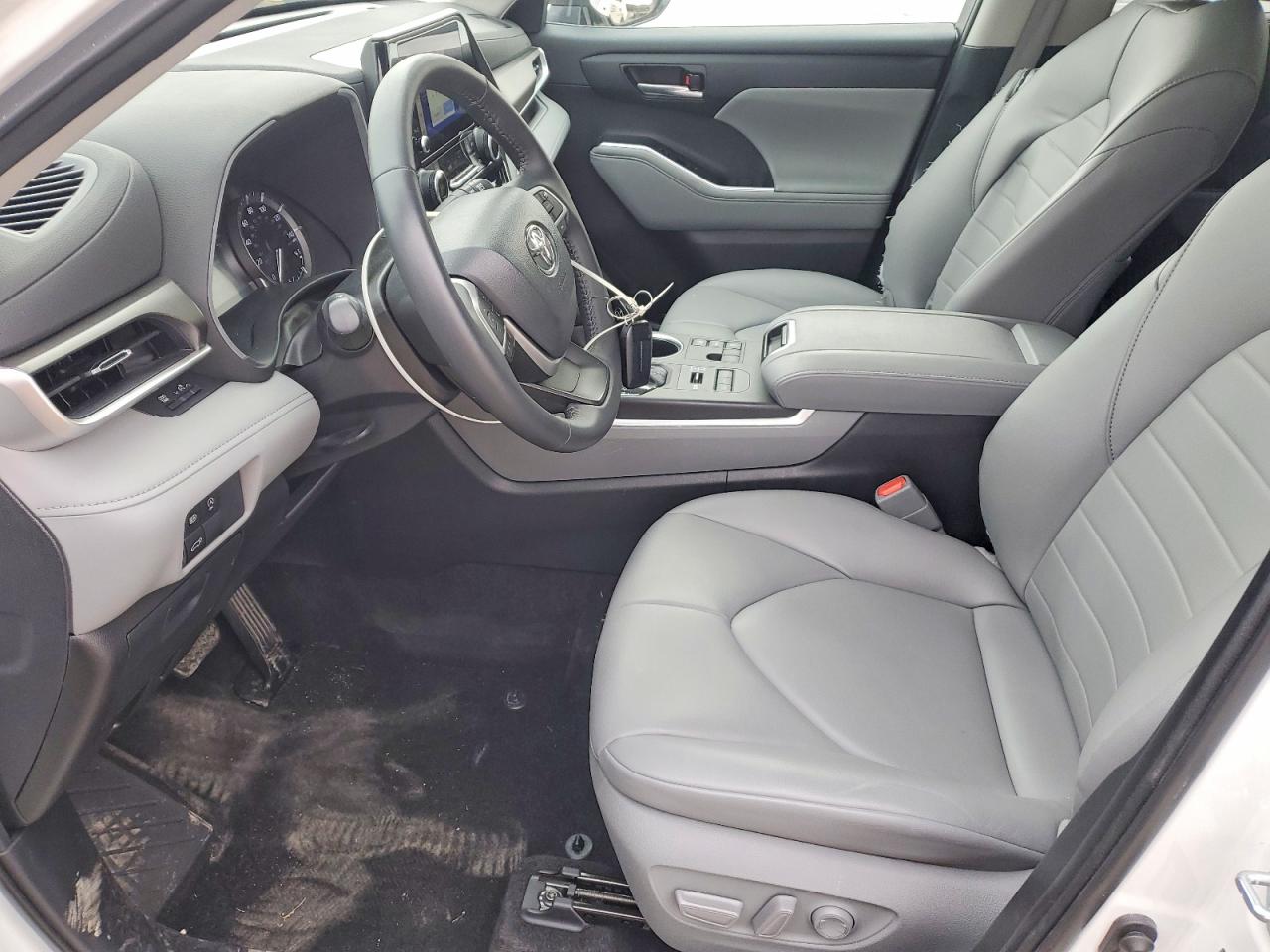 2024 TOYOTA HIGHLANDER LE photo 7