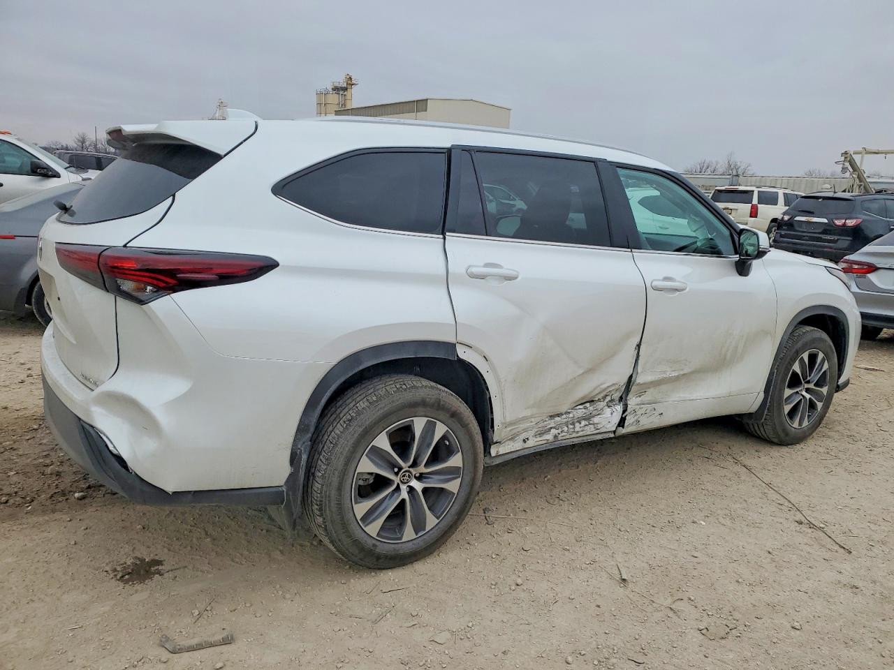 2024 TOYOTA HIGHLANDER LE photo 3