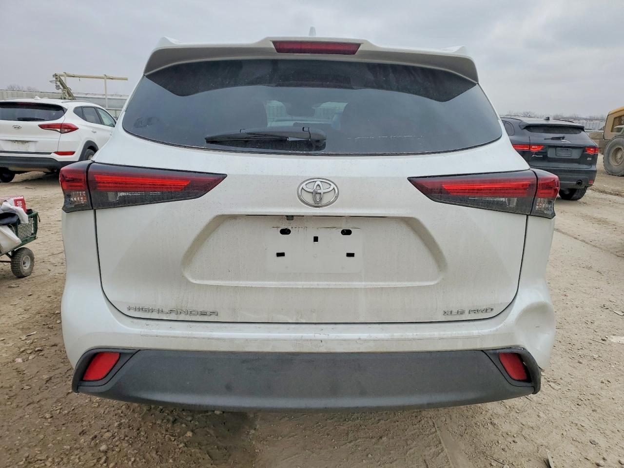 2024 TOYOTA HIGHLANDER LE photo 6