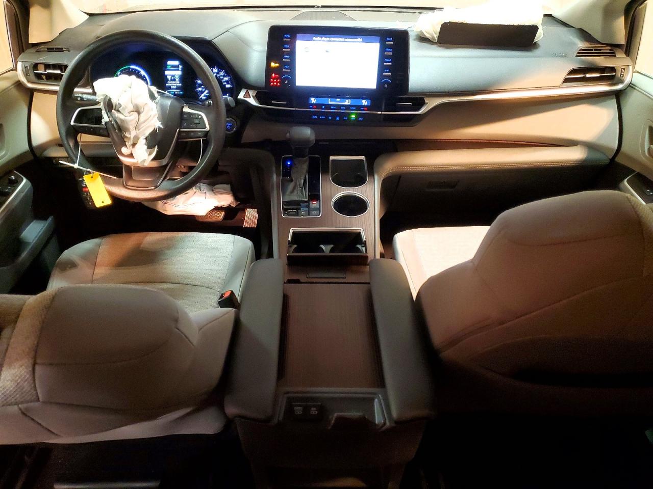 2021 TOYOTA SIENNA LE photo 8