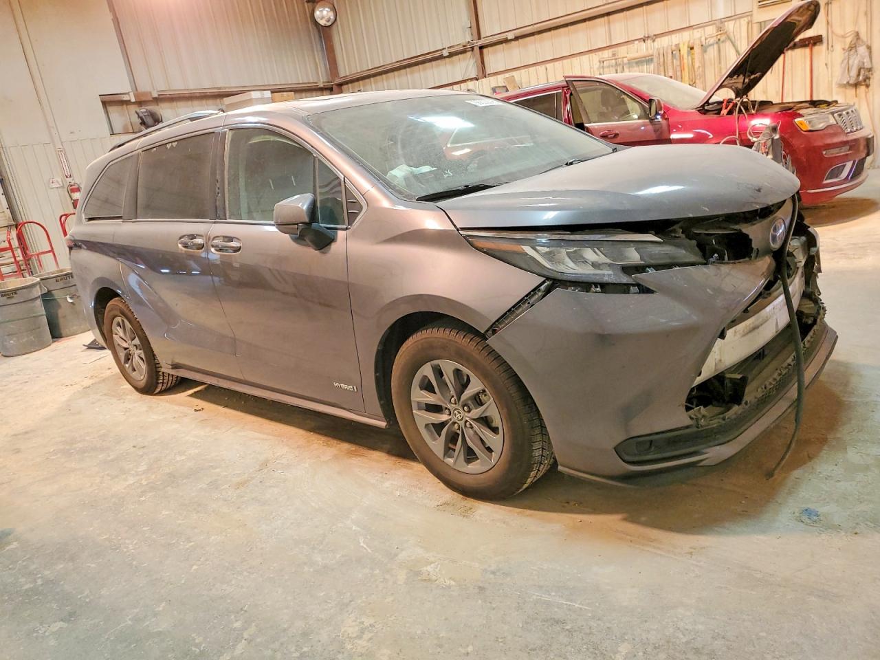 2021 TOYOTA SIENNA LE photo 4