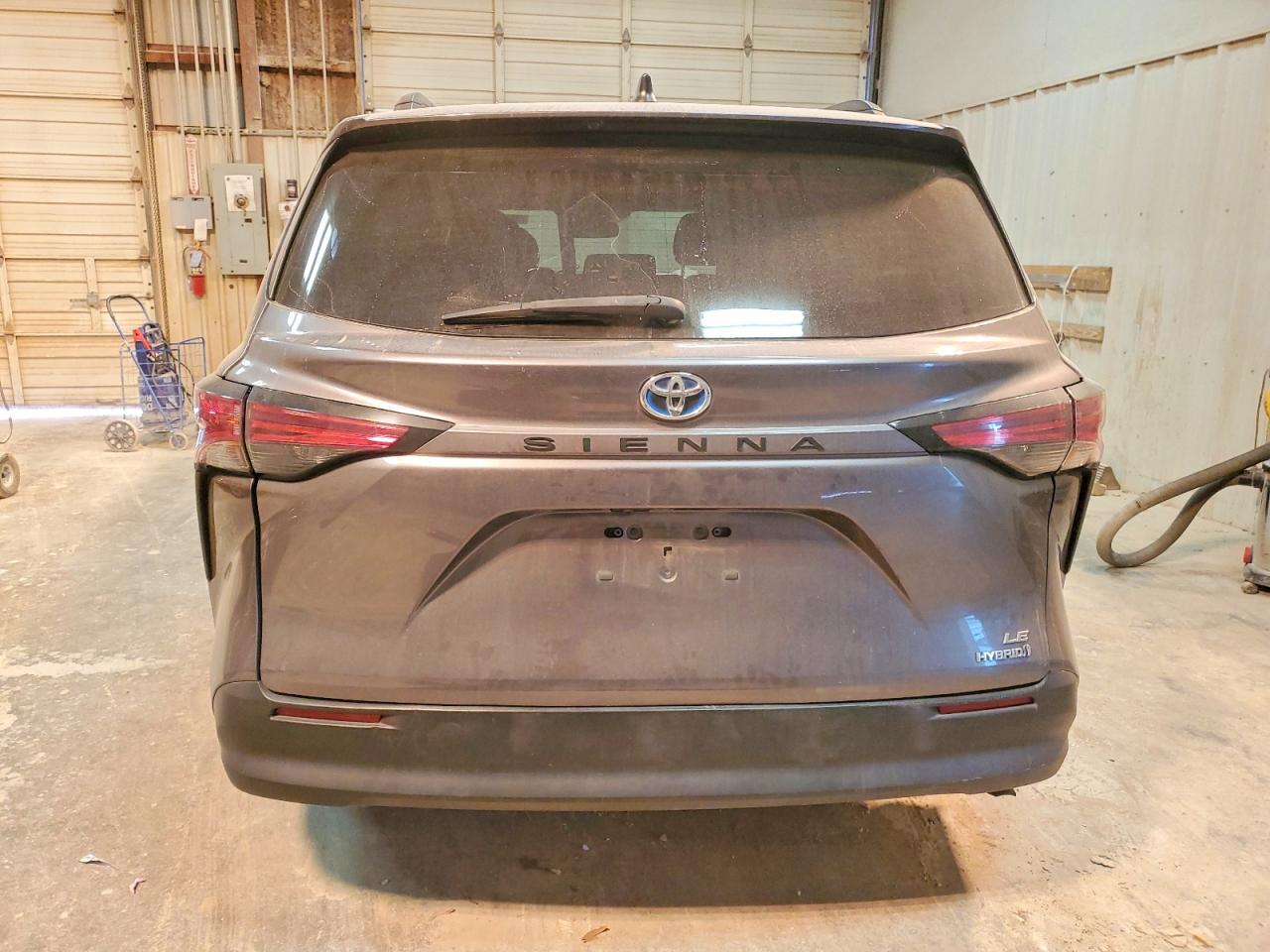 2021 TOYOTA SIENNA LE photo 6