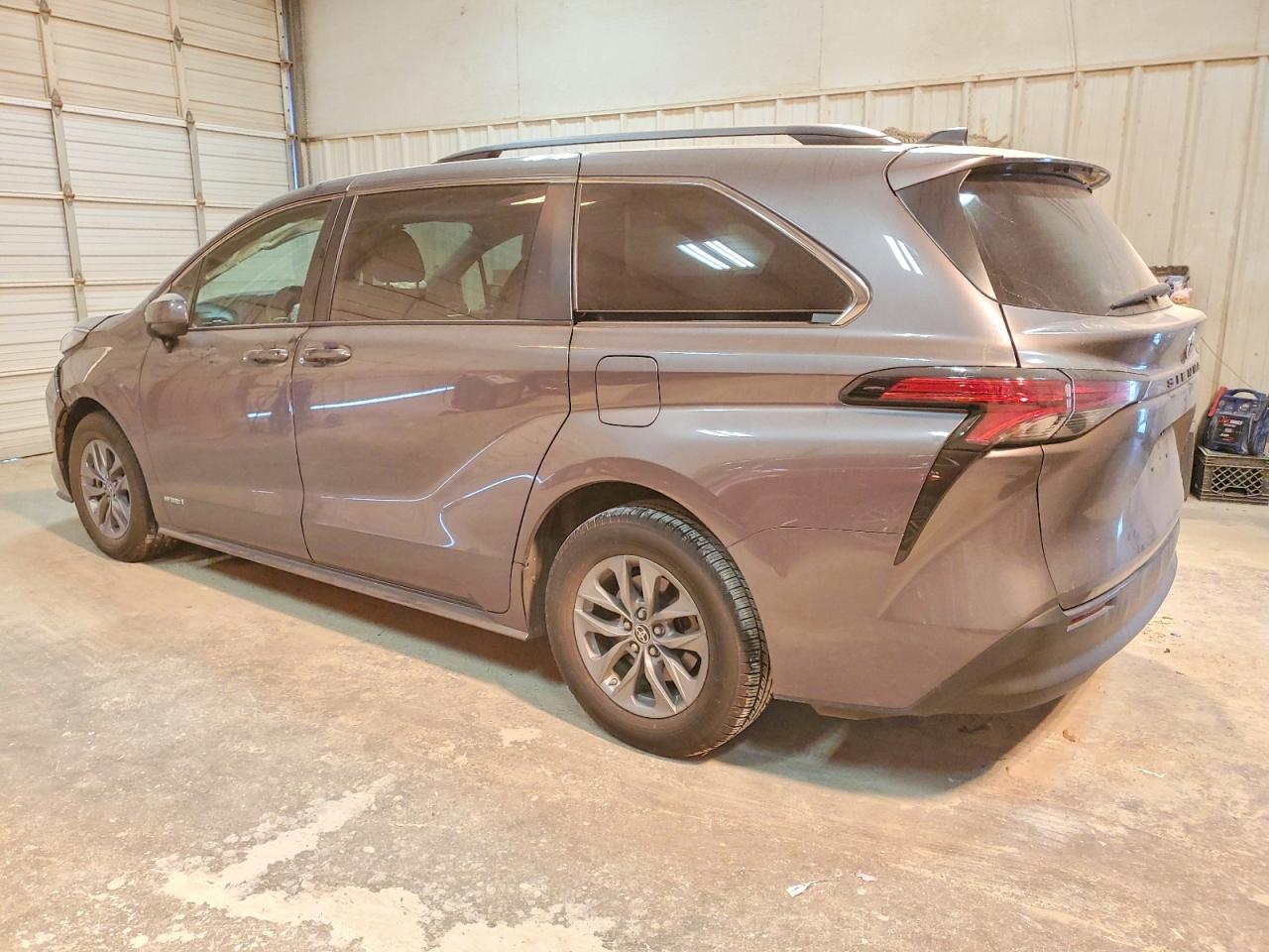 2021 TOYOTA SIENNA LE photo 2