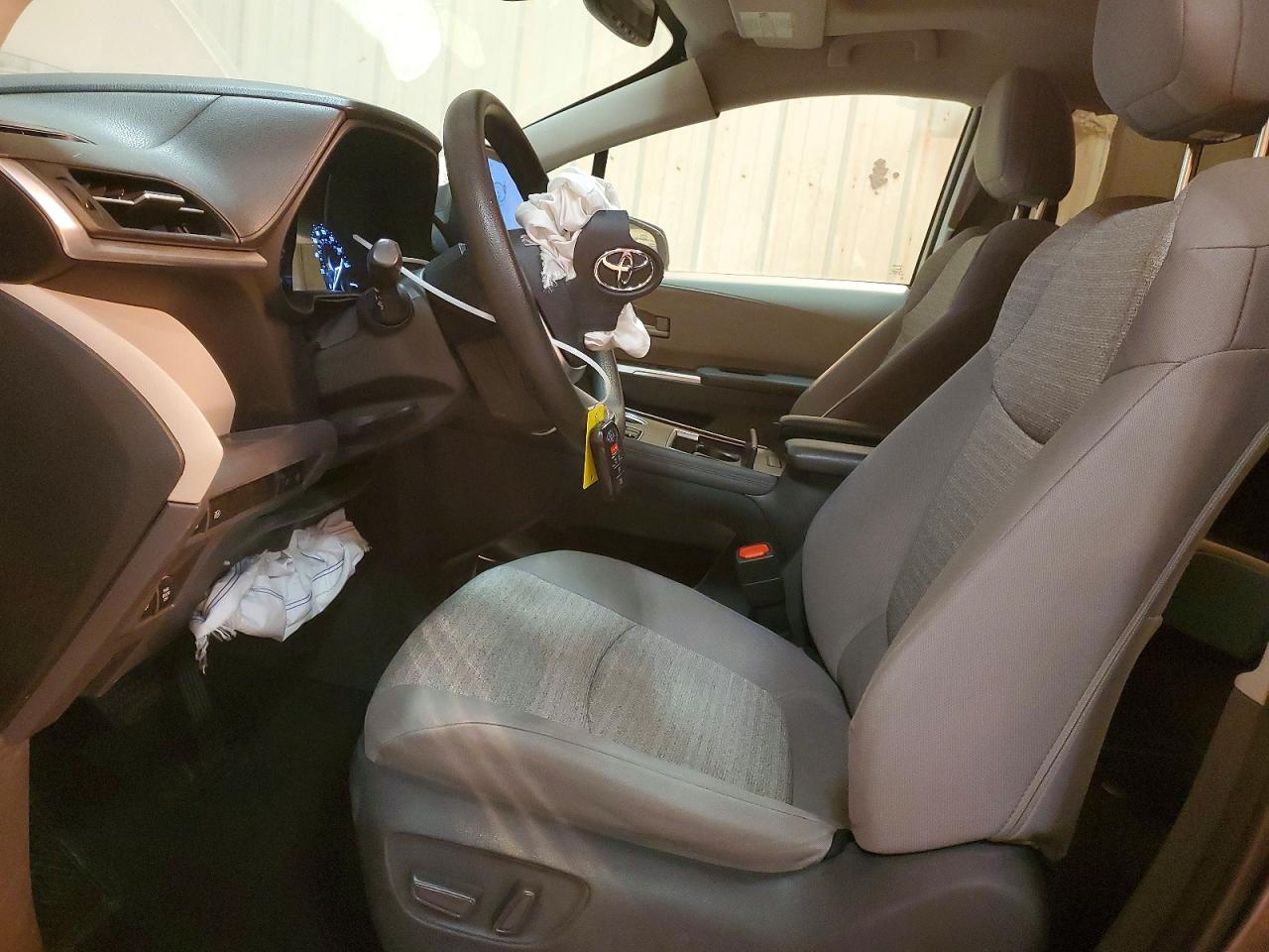 2021 TOYOTA SIENNA LE photo 7