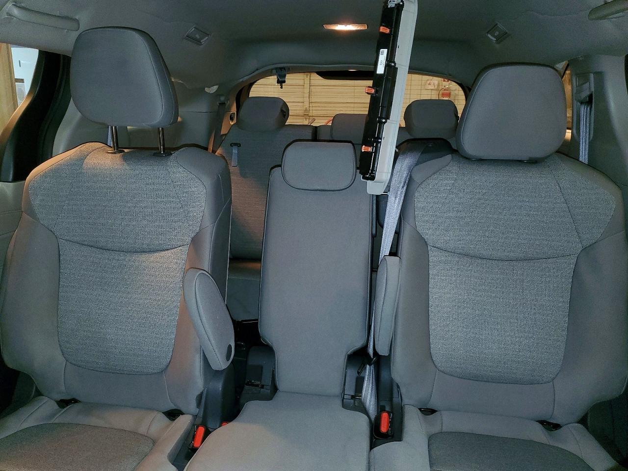 2021 TOYOTA SIENNA LE photo 10