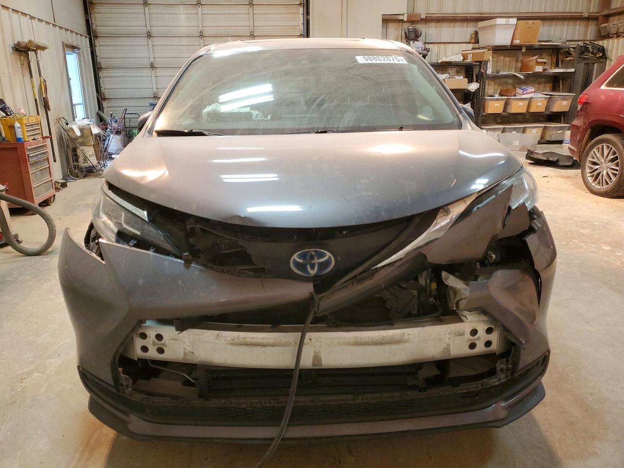 2021 TOYOTA SIENNA LE photo 5