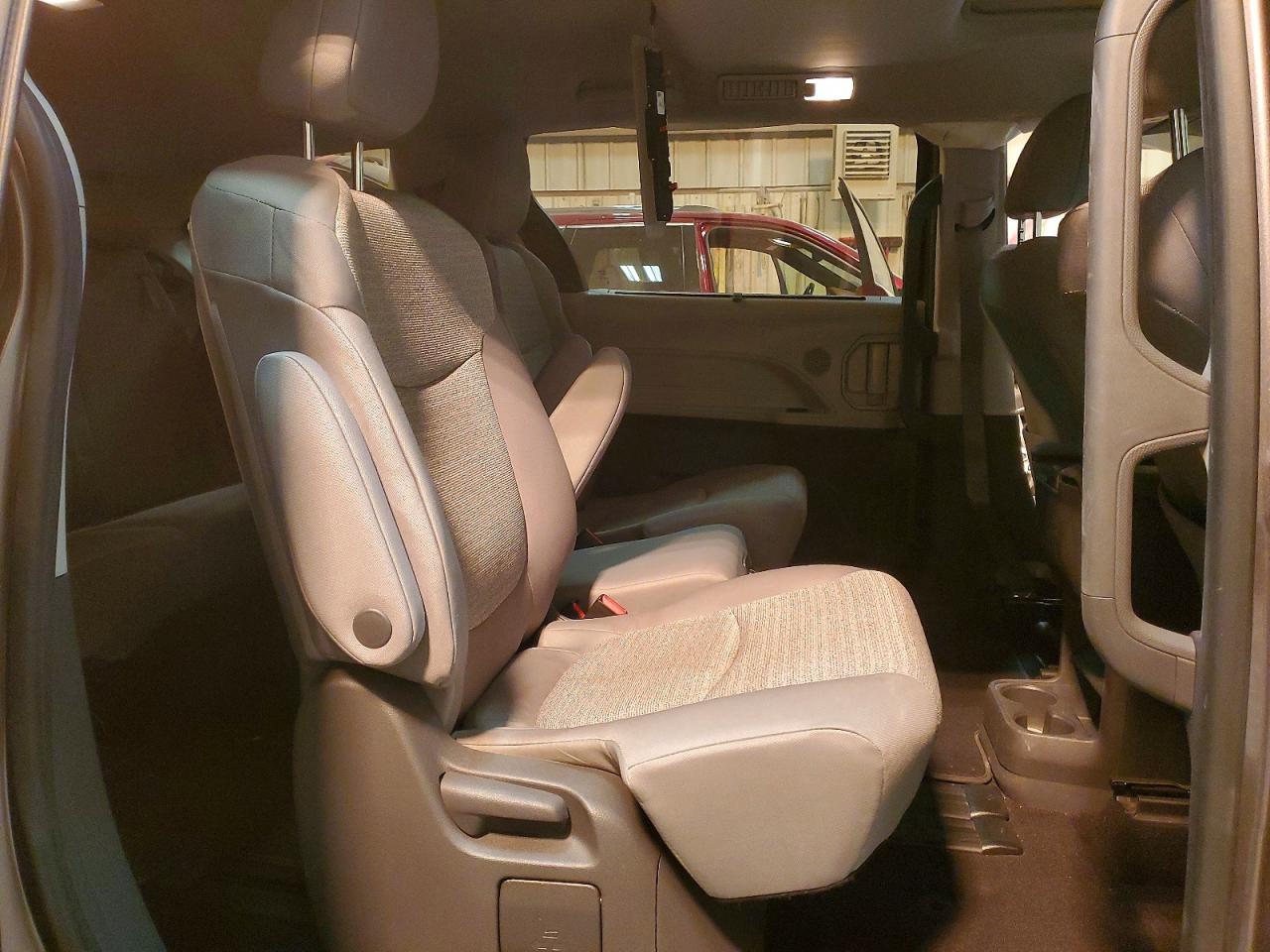 2021 TOYOTA SIENNA LE photo 11