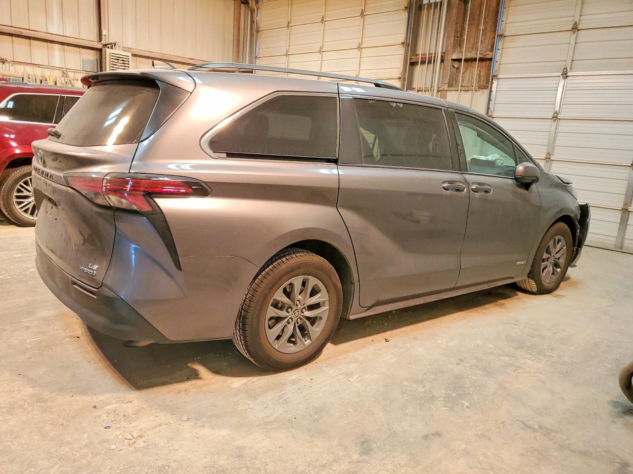2021 TOYOTA SIENNA LE photo 3