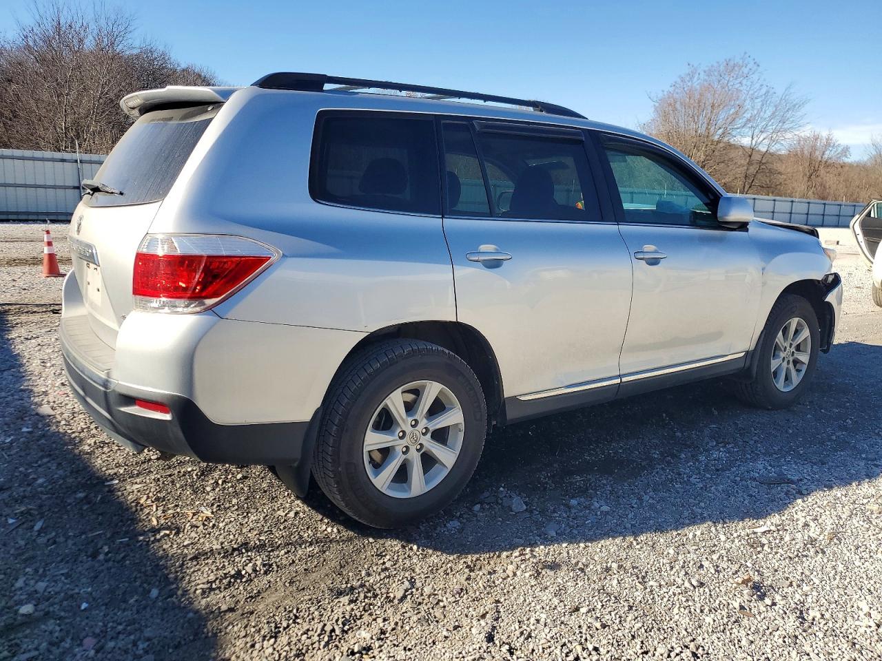 2013 TOYOTA HIGHLANDER BASE photo 3