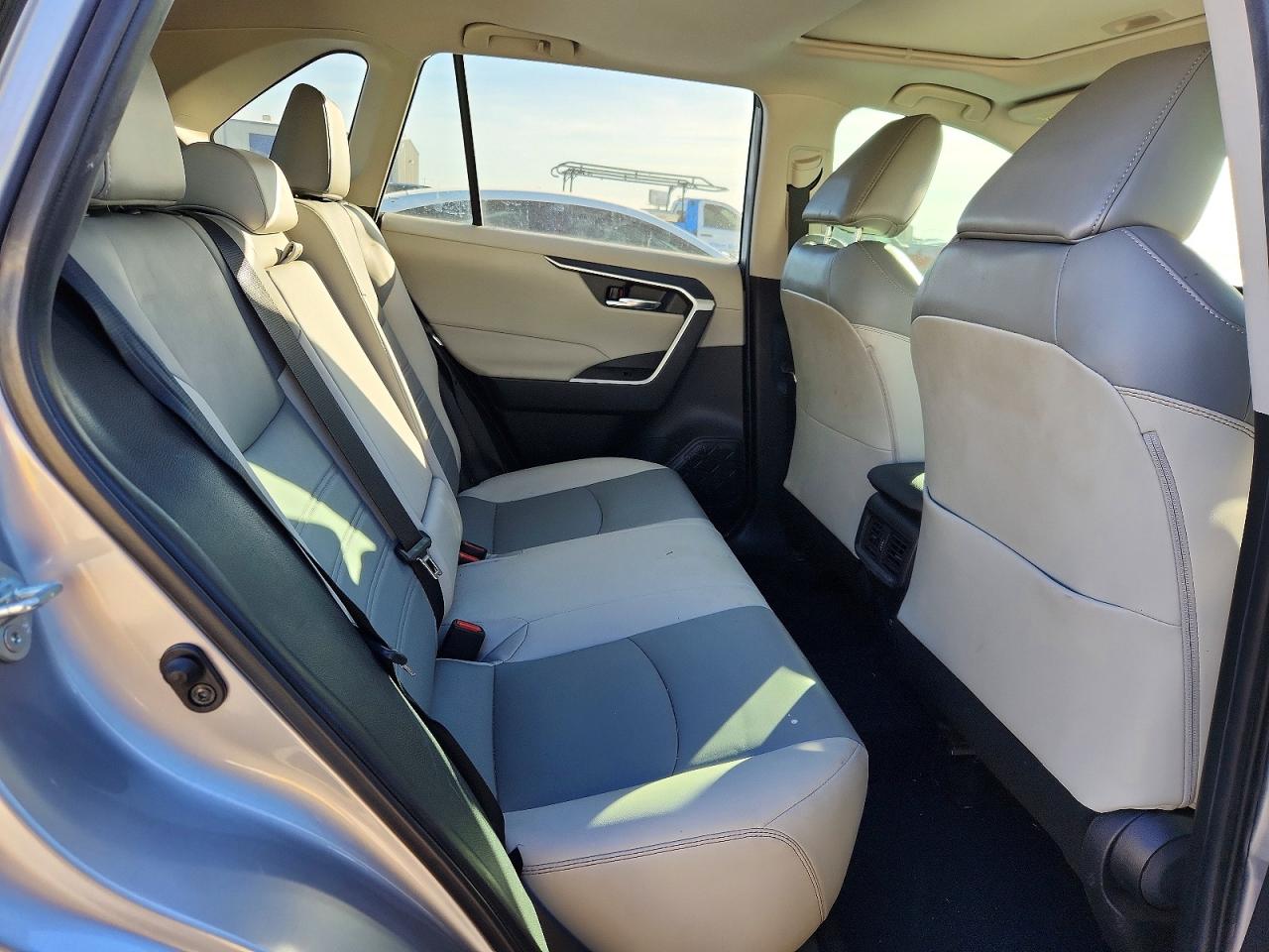 2021 TOYOTA RAV4 XLE PREMIUM photo 31