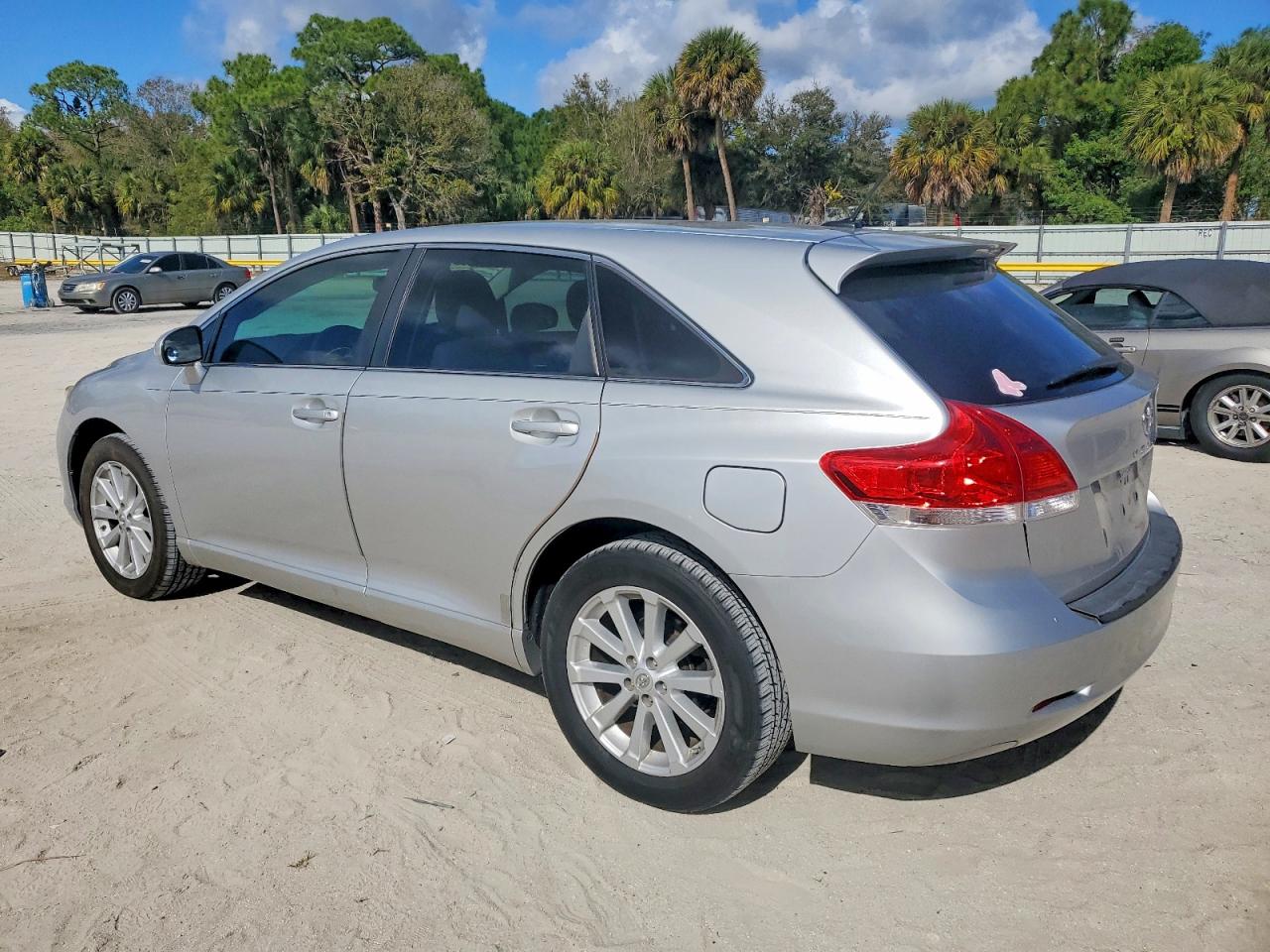 2012 TOYOTA VENZA LE photo 2