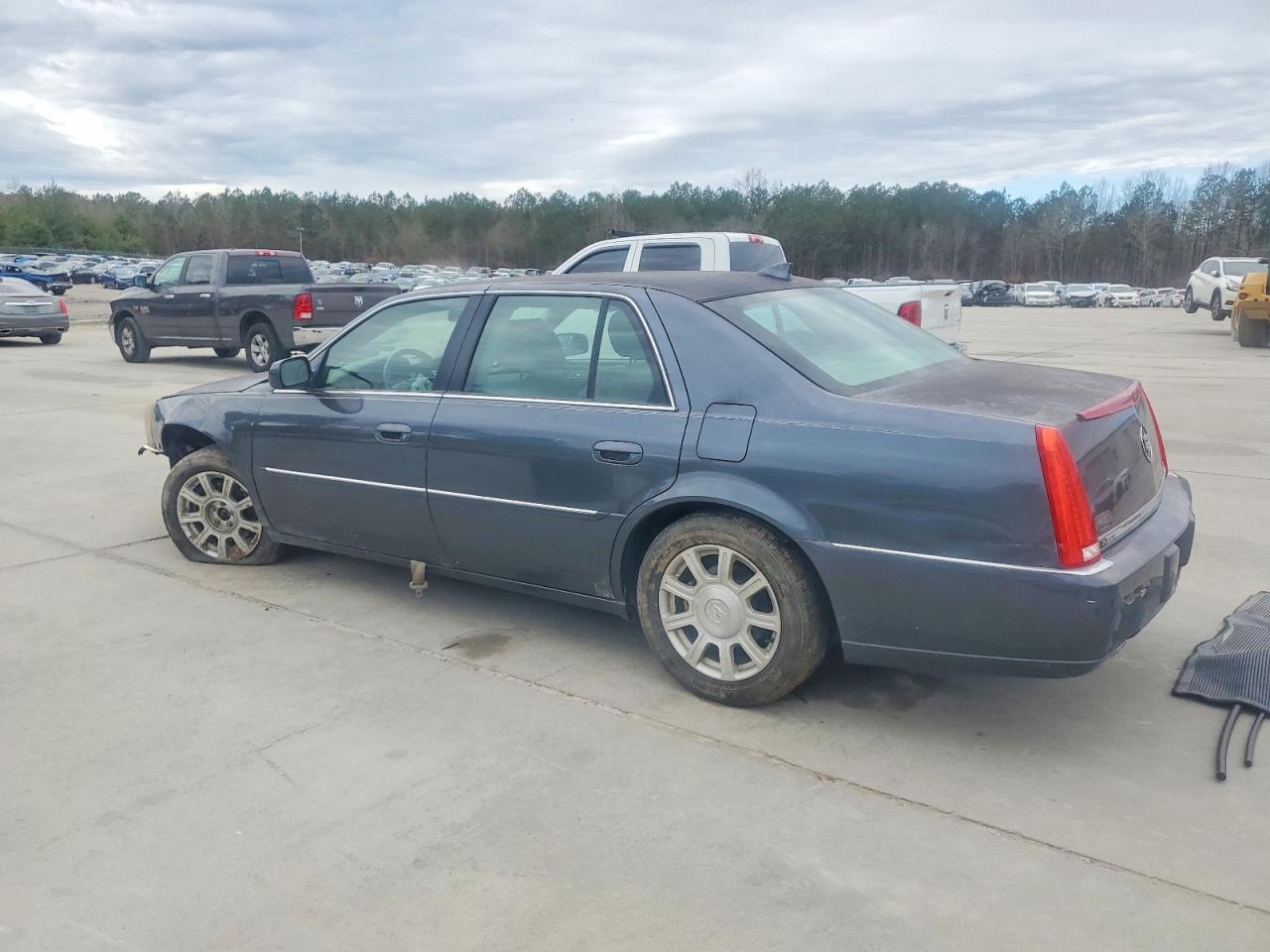 2010 CADILLAC DTS photo 2
