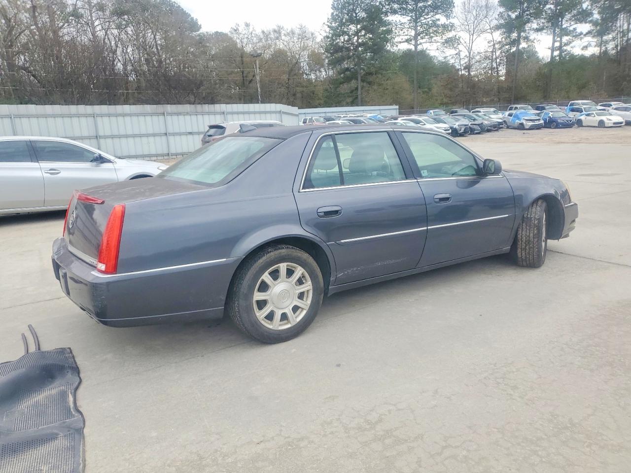 2010 CADILLAC DTS photo 3