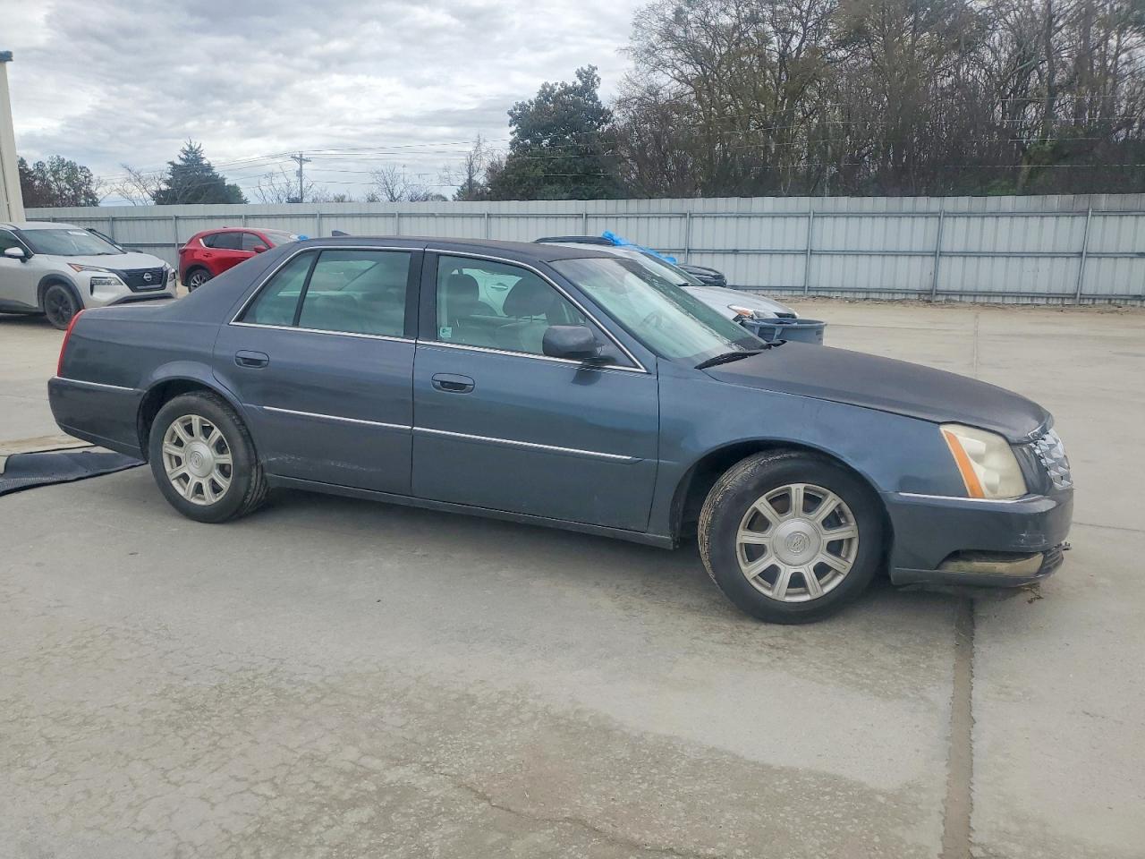 2010 CADILLAC DTS photo 4