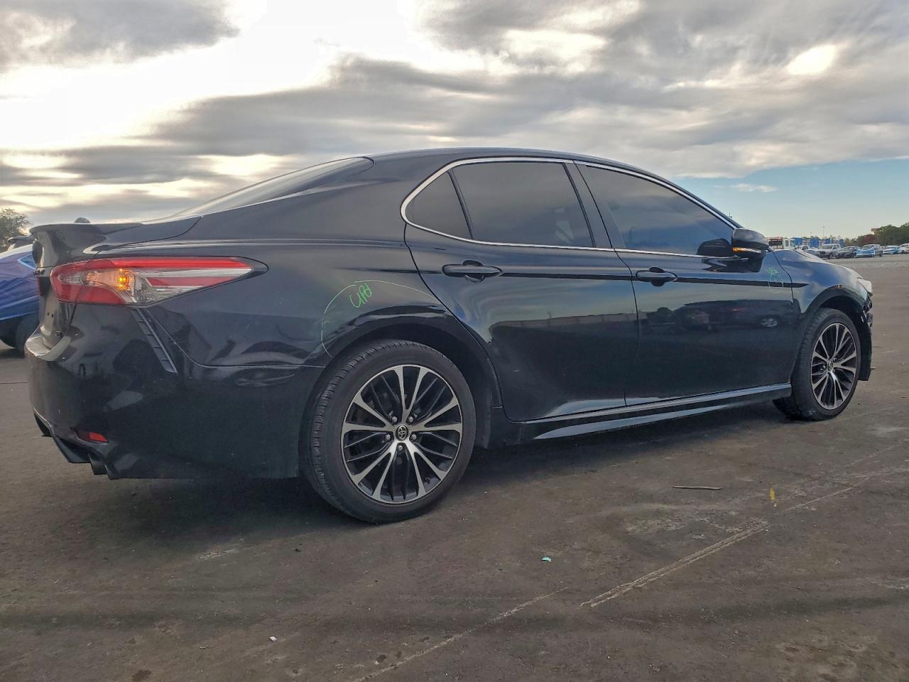 2018 TOYOTA CAMRY L photo 3