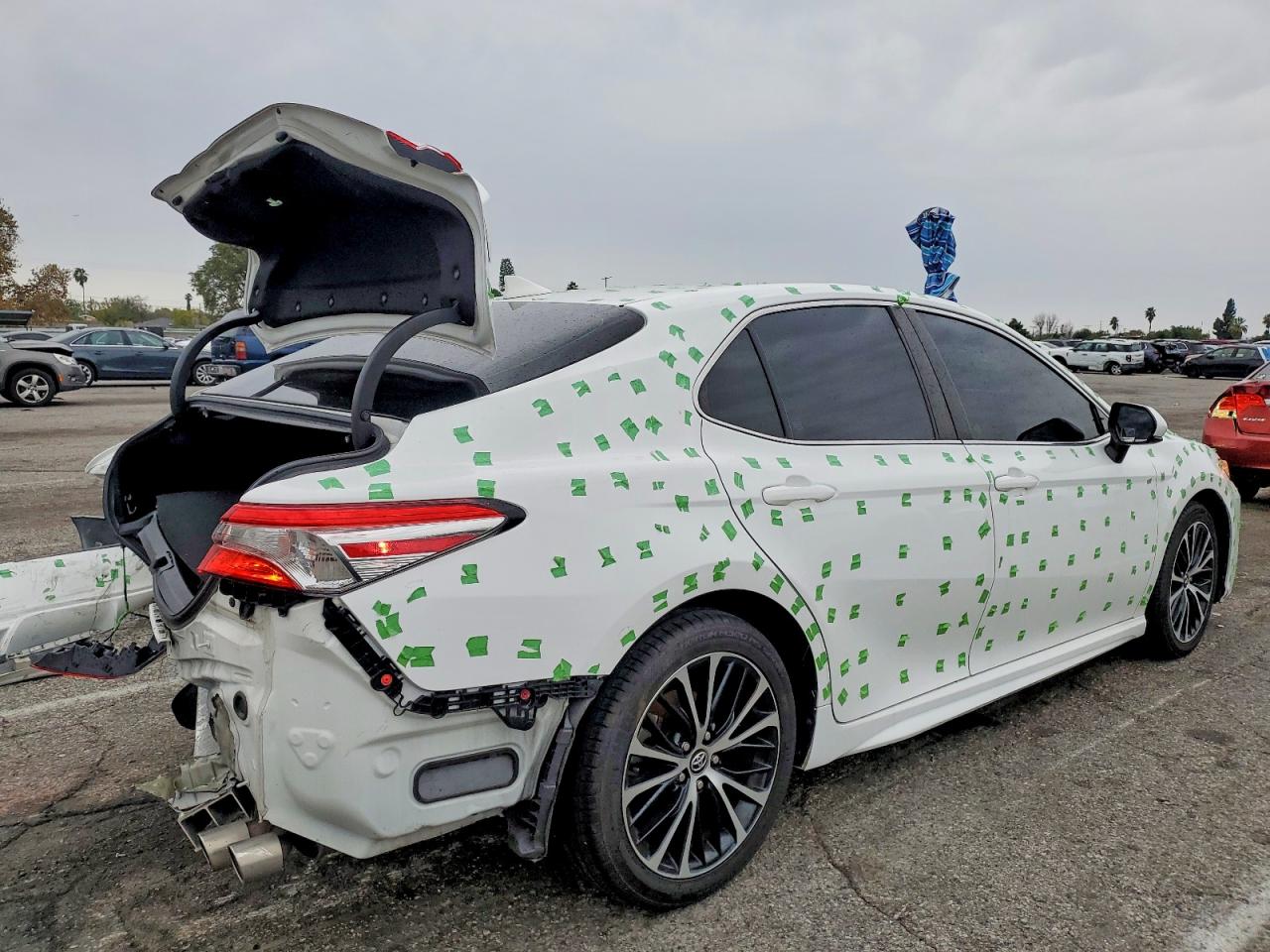 2020 TOYOTA CAMRY SE photo 3