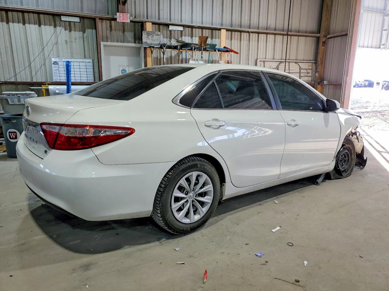 2015 TOYOTA CAMRY LE photo 3