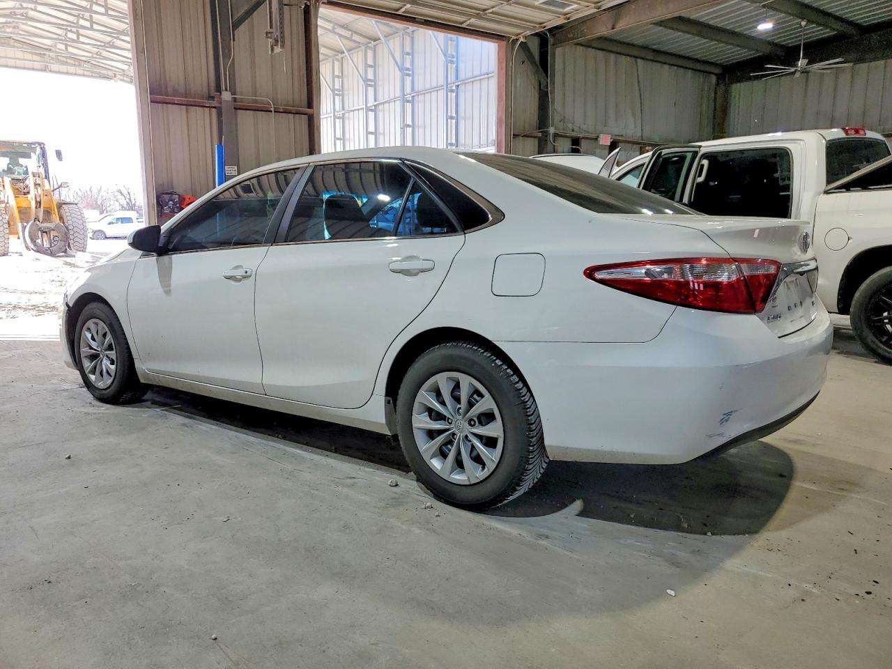 2015 TOYOTA CAMRY LE photo 2