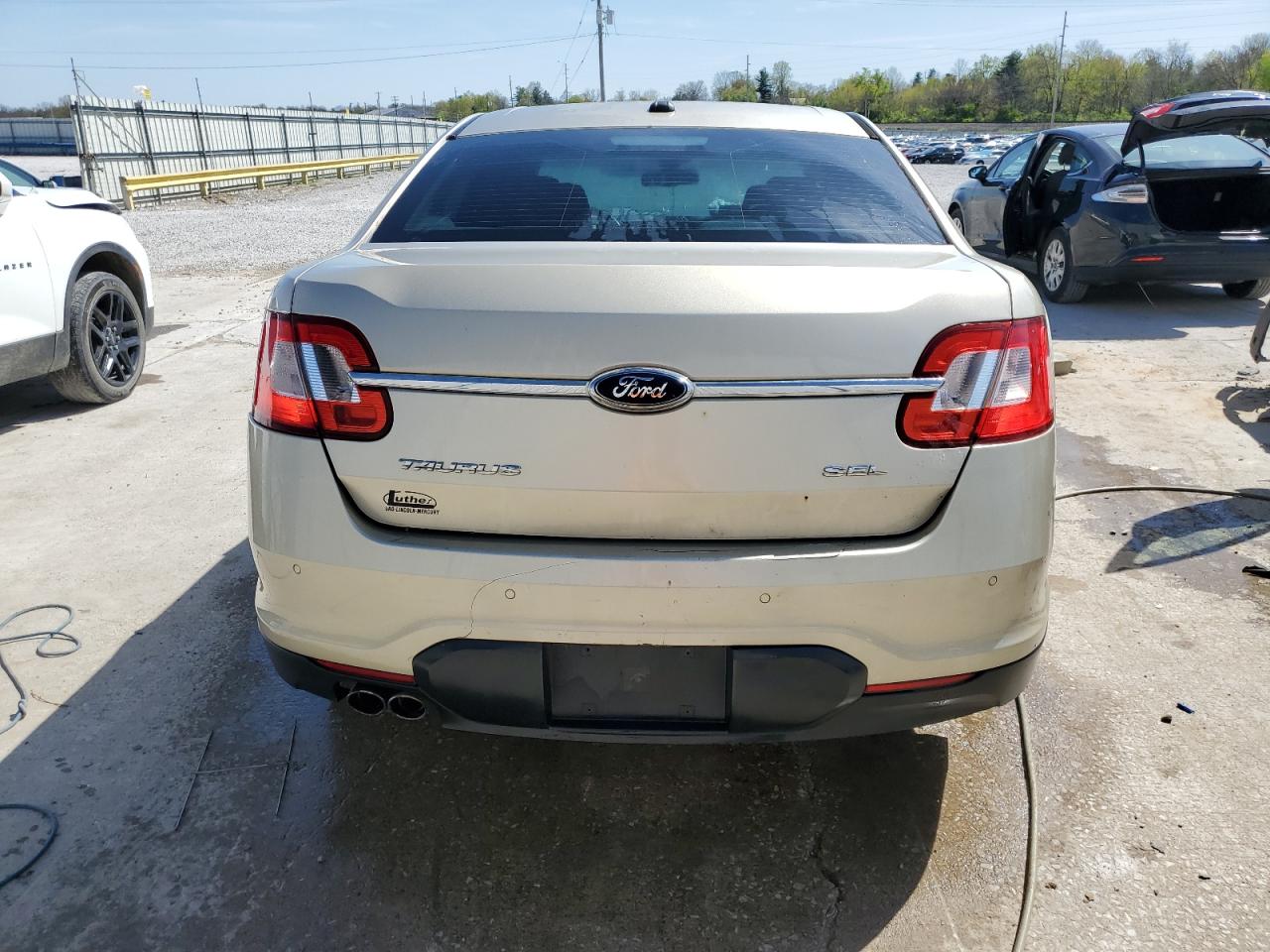 2010 FORD TAURUS SEL photo 6
