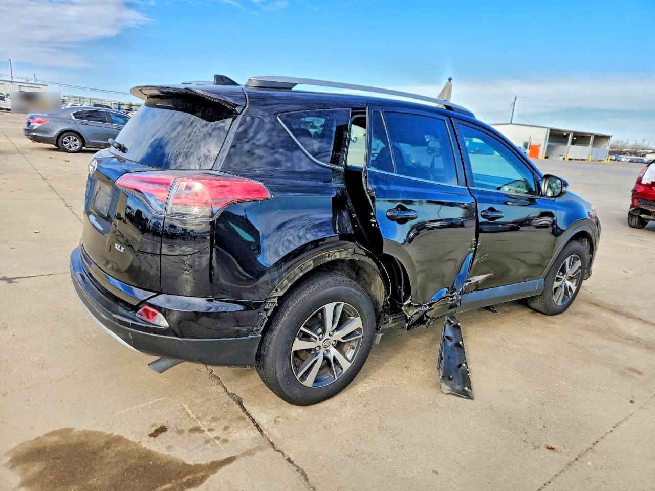 2017 TOYOTA RAV4 XLE photo 3