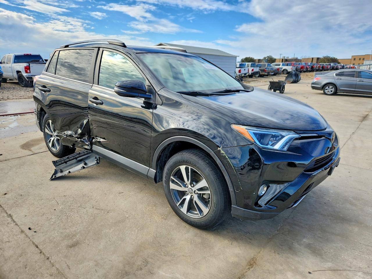 2017 TOYOTA RAV4 XLE photo 4