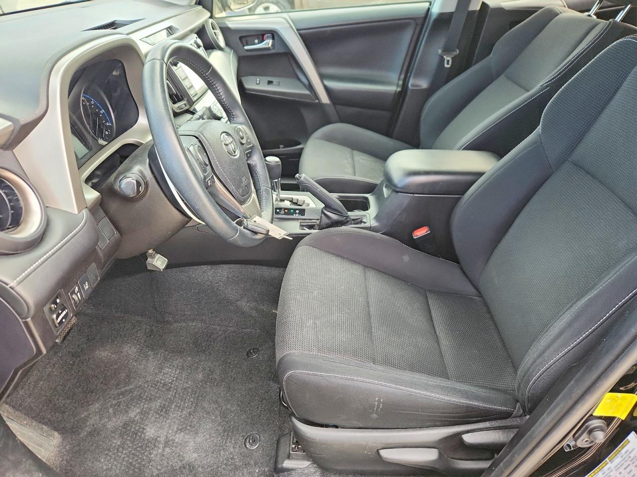 2017 TOYOTA RAV4 XLE photo 7